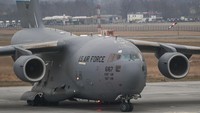 Penerbangan perdana pesawat ini adalah pada September 1991 dan mulai diperkenalkan Januari 1995. Penggunanya selain AU AS adalah AU India, AU Inggris, AU Australia, AU Qatar sampai AU Uni Emirat Arab.Boeing C-17 adalah pengembangan dari model terdahulu, YC-15 yang dirancang tahun 1970-an. Kegunaan pesawat ini utamanya adalah sebagai transportasi tentara dan kargo ke seluruh dunia. (Foto: Getty Images)