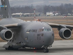 Penerbangan perdana pesawat ini adalah pada September 1991 dan mulai diperkenalkan Januari 1995. Penggunanya selain AU AS adalah AU India, AU Inggris, AU Australia, AU Qatar sampai AU Uni Emirat Arab.Boeing C-17 adalah pengembangan dari model terdahulu, YC-15 yang dirancang tahun 1970-an. Kegunaan pesawat ini utamanya adalah sebagai transportasi tentara dan kargo ke seluruh dunia. (Foto: Getty Images)