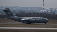 Boeing C-17 Globemaster III dapat mengisi bahan bakar saat dalam penerbangan. Pesawat ini dioperasikan oleh tiga awak yakni pilot, co-pilot dan loadmaster. (Foto: Getty Images)
