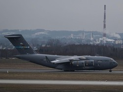 Boeing C-17 Globemaster III dapat mengisi bahan bakar saat dalam penerbangan. Pesawat ini dioperasikan oleh tiga awak yakni pilot, co-pilot dan loadmaster. (Foto: Getty Images)