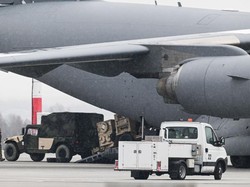 Ukurannya yang sangat besar membuatnya bisa membawa banyak barang termasuk kendaraan tempur. Panjang pesawat ini mencapai 53 meter dan bentang sayap 51 meter. (Foto: Getty Images)