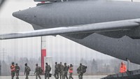 Tenaganya dihasilkan dari 4 mesin Pratt & Whitney F117-PW-100 turbofan. Adapun ukuran kargonya sangat luas, sepanjang 27 meter dan selebar 5,5 meter, dengan tinggi 3,76 meter.Segala macam barang bisa diangkutnya, dari truk, tank, kendaraan tempur dan lainnya. Berat maksimum yang bisa diangkut adalah 77.500 kilogram. (Foto: Getty Images)