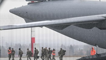 Bahan bakarnya dapat menempuh jarak sampai 4.400 kilometer. Adapun kecepatan jelajah adalah 830 km/jam. Ia dapat mengangkut banyak tentara, misalnya sampai 102 pasukan parasut. Foto: Getty Images