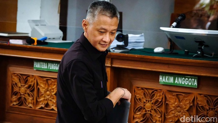 Brigjen Hendra Kurniawan dan Kombes Agus Nurpatria menjalani sidang kasus perintangan penyidikan pembunuhan Brigadir Yosua di Pengadilan Negeri Jakarta Selatan, Kamis (10/11/2022). Mereka kompak mengenakan kemeja hitam.