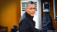 Kombes Agus Nurpatria juga mengenakan kemeja warna hitam saat menjalani sidang lanjutan kasus perintangan penyidikan pembunuhan Brigadir Yosua Hutabarat.