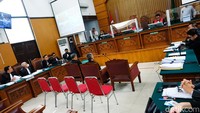 Mereka duduk berdampingan di kursi pesakitan dalam sidang lanjutan kasus perintangan penyidikan pembunuhan Brigadir Yosua Hutabarat.
