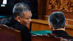 Brigjen Hendra-Kombes Agus Serba Hitam di Sidang Kasus Yosua