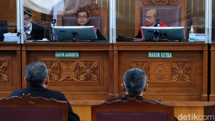 Brigjen Hendra Kurniawan dan Kombes Agus Nurpatria menjalani sidang kasus perintangan penyidikan pembunuhan Brigadir Yosua di Pengadilan Negeri Jakarta Selatan, Kamis (10/11/2022). Mereka kompak mengenakan kemeja hitam.