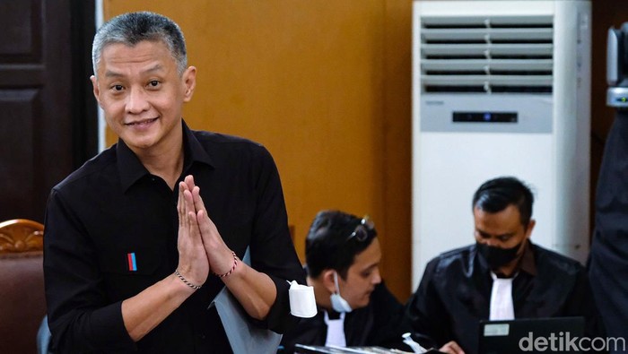 Brigjen Hendra-Kombes Agus Serba Hitam di Sidang Kasus Yosua Brigjen Hendra Kurniawan dan Kombes Agus Nurpatria menjalani sidang kasus perintangan penyidikan pembunuhan Brigadir Yosua di Pengadilan Negeri Jakarta Selatan, Kamis (10/11/2022). Mereka kompak mengenakan kemeja hitam.