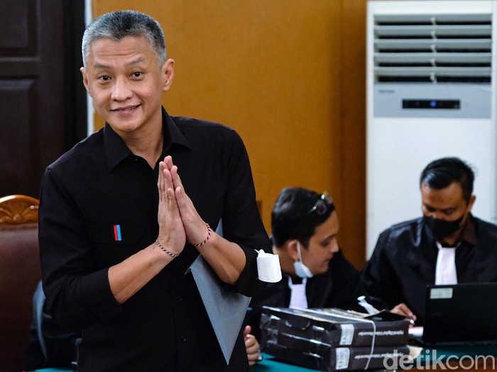 Brigjen Hendra Kurniawan dan Kombes Agus Nurpatria menjalani sidang kasus perintangan penyidikan pembunuhan Brigadir Yosua di Pengadilan Negeri Jakarta Selatan, Kamis (10/11/2022). Mereka kompak mengenakan kemeja hitam.