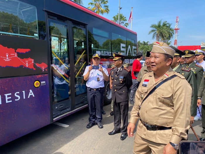 Bupati Jember Pakai Baju Pejuang