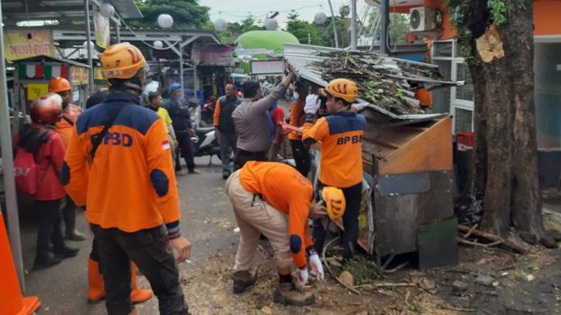 dahan pohon patah timpa kios makanan di alun-alun batu