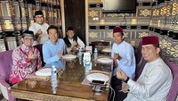Selain itu, Daniel Mananta juga pernah makan bersama dengan Ustaz Abdul Somad dengan para ustaz lainnya. Begini suasana makan bersama di ruangan ala Timur Tengah. Foto: Instagram @vjdaniel
