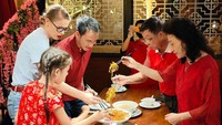 Selain toleransi, Daniel Mananta juga dikenal sebagai sosok yang dekat dengan keluarganya. Mereka sering makan bersama, salah satunya dalam momen Tahun Baru China. Foto: Instagram @vjdaniel
