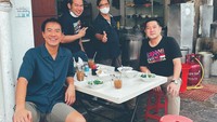 Sosok Daniel Mananta pun dikenal sederhana. Tak hanya di restoran mewah, Daniel juga tak gengsi makan di warung kaki lima seperti momennya di Medan ini. Foto: Instagram @vjdaniel