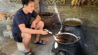 Yang unik ada momen Daniel Mananta saat ikut masak gula kelapa. Gula kelapa itu dimasak di dapur tradisional yang menggunakan kayu bakar. Foto: Instagram @vjdaniel