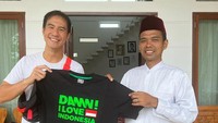 Wah asyik nih UAS dapat kaus dari Daniel Mananta. Foto: dok.ist
