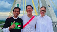 Daniel Mananta berserta istri diajak jalan-jalan dengan UAS. Foto: Instagram