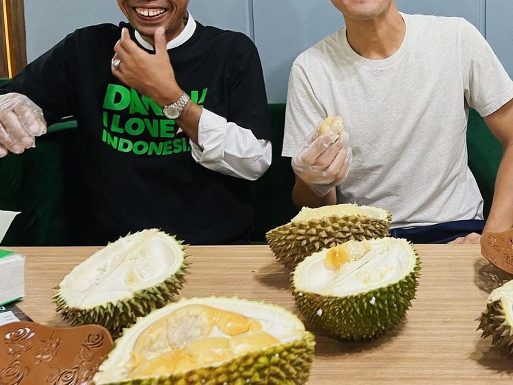 Akrabnya Daniel Mananta dan Ustaz Abdul Somad Menikmati Durian Bareng