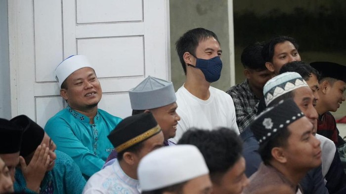Daniel Mananta Daniel Mananta mengikuti pengajian UAS.