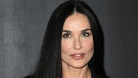 Dengan rambutnya yang panjang dan gelap, kulitnya yang bebas kerut, dan anggota tubuhnya yang ramping dan kencang, Demi Moore terlihat satu dekade lebih muda dari usianya. Foto: Getty Images/Pascal Le Segretain