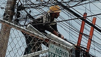 Teknisi listrik saat bertugas. Foto: Boredpanda