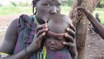 Bibir sang bunda bisa menjangkau kepala bayinya. Foto: Boredpanda