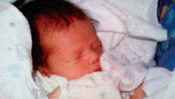 Pada 11 Juni 1997, pengusaha Philippe Kahn menciptakan ponsel kamera pertama di dunia. Dia kemudian menggunakan ponsel kamera untuk langsung membagikan foto putrinya yang pertama dengan lebih dari 2.000 orang di seluruh dunia. (Dok. Petapixel/Philippe Kahn)  