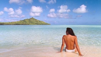Pada Agustus 1988, seorang pria bernama John Knoll mengambil foto pacarnya, Jennifer, saat pasangan itu sedang berlibur di Bora Bora. Knoll kemudian menikah dengan Jennifer sekaligus mengembangkan program perintis pengeditan foto yang disebut Photoshop. Foto ini sekarang dikenal sebagai foto pertama yang Photoshopped. (Dok. Petapixel/John Knoll)  