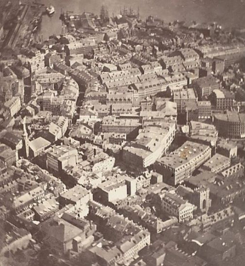 Mungkin pernah terbesit di pikiran kalian foto pertama di dunia seperti apa? Berikut adalah 15 foto pertama di dunia yang sangat bersejarah.