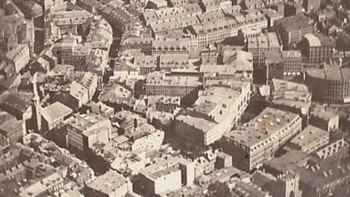 Foto udara James Wallace Black diambil dari balon udara panas Queen of the Air 2.000 kaki di atas Boston pada 13 Oktober 1860. Ini adalah foto udara tertua yang masih ada dan pertama kali dibuat di Amerika (Dok. Petapixel)  