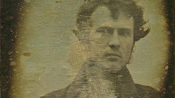 Sebelum selfie menjadi populer, Robert Cornelius menjadi orang pertama yang mengambil potret dirinya sendiri. Cornelius duduk di depan lensa selama lebih dari satu menit, sebelum meninggalkan tempat duduk dan menutupi lensa. Foto yang sekarang menjadi ikon ini diambil pada tahun 1839. (Dok. Petapixel/Robert Cornelius)  