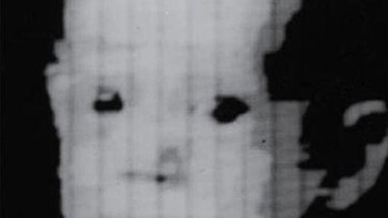 Foto hoax pertama diambil pada tahun 1840 oleh Hippolyte Bayard. Bayard berjuang untuk mengklaim gelar Bapak Fotografi. Bayard menghasilkan foto seorang pria tenggelam yang mengklaim bahwa dia bunuh diri karena perseteruan tersebut. Foto ini akhirnya diklaim sebagai hoax. (Dok. Petapixel/Hippolyte Bayard)  