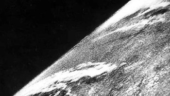 Foto udara pertama tidak diambil dengan drone, melainkan dengan balon udara pada tahun 1860. Foto udara ini menggambarkan kota Boston dari ketinggian 2.000 kaki. Fotografer, James Wallace Black, memberi judul karyanya “Boston, as the Eagle and the Wild Goose See It”. (Dok. Petapixel/James Wallace Black)  