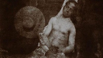 Foto pertama dari luar angkasa diambil oleh roket V-2 #13, yang diluncurkan pada 24 Oktober 1946. Foto tersebut menggambarkan Bumi dalam warna hitam-putih dari ketinggian 65 mil. Kamera yang menangkap bidikan adalah kamera film 35mm yang mengambil bingkai setiap setengah detik saat roket naik langsung ke atmosfer. (Dok. Petapixel)  