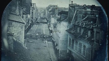Foto pertama yang digunakan untuk mengilustrasikan sebuah cerita di surat kabar diambil pada 25 Juni 1848. Berjudul Barricades on rue Saint-Maur (1848), Foto ini menunjukkan barikade di jalan-jalan Paris selama pemberontakan June Days. Gambar itu diterbitkan sebagai ukiran di surat kabar mingguan Prancis LIllustration pada minggu 1 Juli 1848. (Dok. Petapixel)  