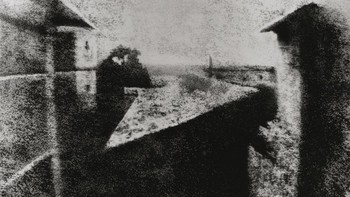 Foto pertama di dunia yang dibuat dengan kamera diambil pada tahun 1826 oleh Joseph Nicéphore Niépce. Foto itu diambil dari jendela lantai atas perkebunan Niépce di wilayah Burgundy, Prancis. (Dok. Petapixel/Joseph Nicéphore Niépce)  