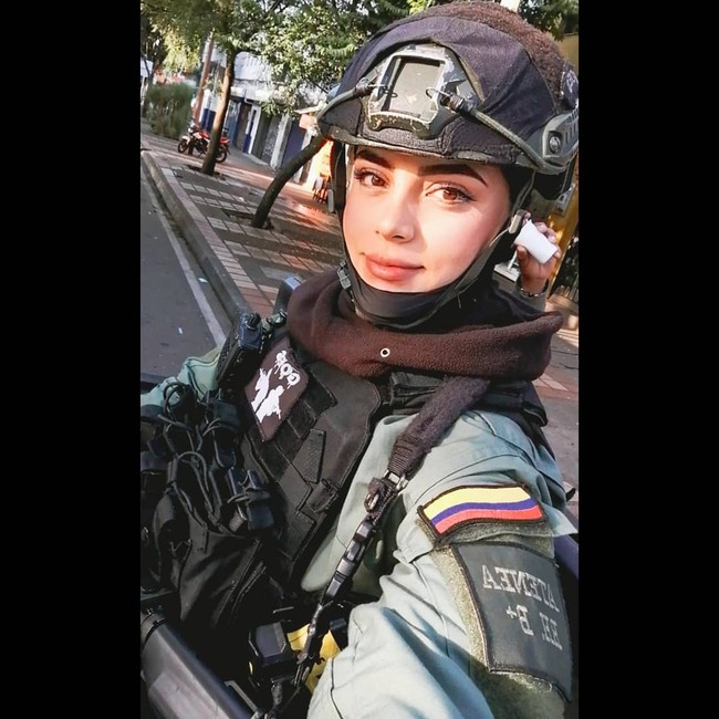 Terlepas dari penampilannya yang mencuri perhatian, pekerjaannya sebagai pelayan masyarakat tidak bisa disepelekan. Apalagi Diana bertugas di salah satu daerah paling berbahaya. Wanita asal Kolombia itu ditugaskan di Medellin, salah satu kota paling berbahaya di dunia. Foto: Instagram Diana Ramirez