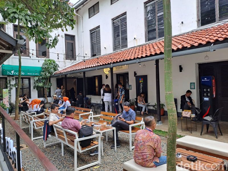 Hari ini Pos Bloc fase 2 telah diresmikan. Gedung ini merupakan bekas kantor pos di Pasar Baru yang telah disulap menjadi creative hub atau ruang kreatif untuk para usaha mikro kecil menengah (UMKM), Kamis, 10/11/2022.