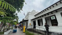 Hari ini, Kamis, (10/11/2022), Pos Bloc fase 2 telah diresmikan. Gedung ini merupakan bekas kantor pos di Pasar Baru, Jakarta, yang telah disulap menjadi creative hub atau ruang kreatif untuk para usaha mikro kecil menengah (UMKM).
