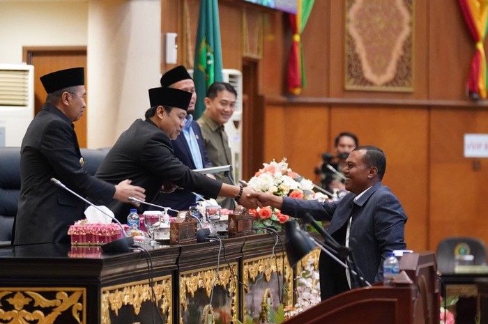 Ketua Fraksi Partai Demokrat Kelmy Amri saat menyampaikan laporan Banggar DPRD tentang APBD Provinsi Riau Tahun Anggaran 2023, di Gedung DPRD Provinsi Riau, Pekanbaru, Kamis (10/11/2022).