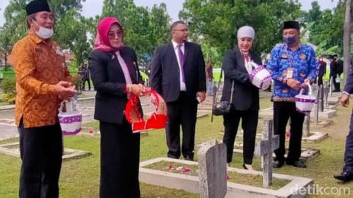 Dr dr HR Soeharto dianugerahi gelar Pahlawan Nasional. Keluarga Soeharto di Klaten mengikuti upcara dan ziarah di Taman Makam Pahlawan Ratna Bantala, Kamis (10/11/2022).