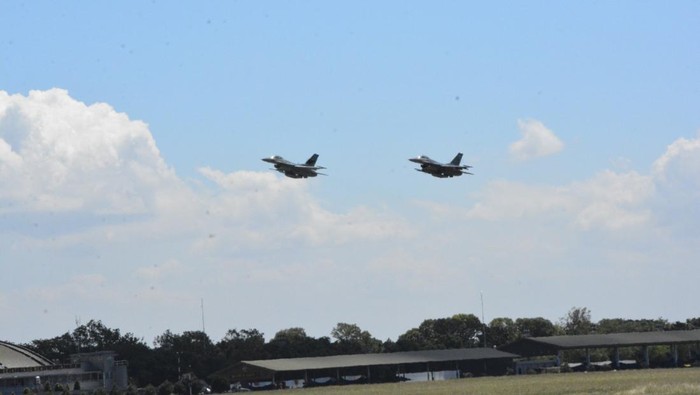 Dua pesawat F 16 yang diterbangkan dari Lanud Iswahjudi Madiun tersebut, merupakan salah satu Alutsista TNI AU yang dikerahkan untuk pengamanan menjelang kegiatan KTT G20 tahun 2022. Foto: Puspen TNI