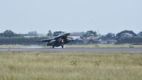 Dua unit Pesawat Tempur F 16 Figthing Falcon TS-1605, melaksanakan Fly Pass di Langit Pangkalan Udara (Lanud) I Gusti Ngurah Rai Denpasar Bali. Foto: Puspen TNI