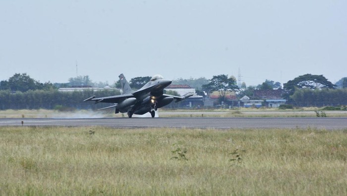 Dua unit Pesawat Tempur F 16 Figthing Falcon TS-1605, melaksanakan Fly Pass di Langit Pangkalan Udara (Lanud) I Gusti Ngurah Rai Denpasar Bali. Foto: Puspen TNI Dua unit Pesawat Tempur F 16 Figthing Falcon TS-1605, melaksanakan Fly Pass di Langit Pangkalan Udara (Lanud) I Gusti Ngurah Rai Denpasar Bali. Foto: Puspen TNI