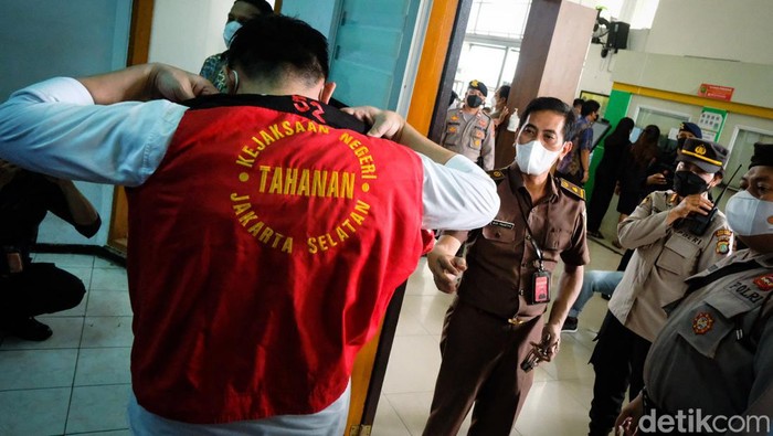Eksepsi Kompol Chuck di Kasus Obstruction of Justice Juga Ditolak Selain Kompol Baiquni Wibowo, majelis hakim PN Jaksel juga menolak eksepsi eks anak buah Ferdy Sambo, Kompol Chuck Putranto. Sidang obstruction of justice kasus pembunuhan berencana terhadap Brigadir Yosua lanjut ke pembuktian.