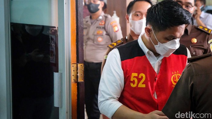 Eksepsi Kompol Chuck di Kasus Obstruction of Justice Juga Ditolak Selain Kompol Baiquni Wibowo, majelis hakim PN Jaksel juga menolak eksepsi eks anak buah Ferdy Sambo, Kompol Chuck Putranto. Sidang obstruction of justice kasus pembunuhan berencana terhadap Brigadir Yosua lanjut ke pembuktian.