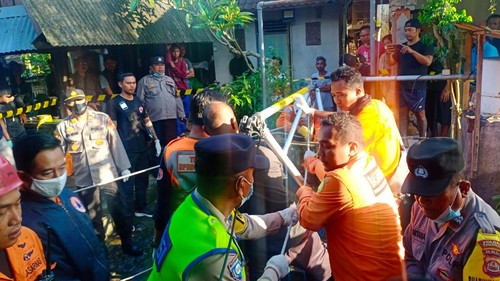 Proses evakuasi IRT yang melakukan bunuh diri dengan cara menceburkan diri ke sumur di Banjar Umadiwang Kawan, Desa Umadiwang, Desa Batannyuh, Kecamatan Marga, Kamis (10/11/2022).