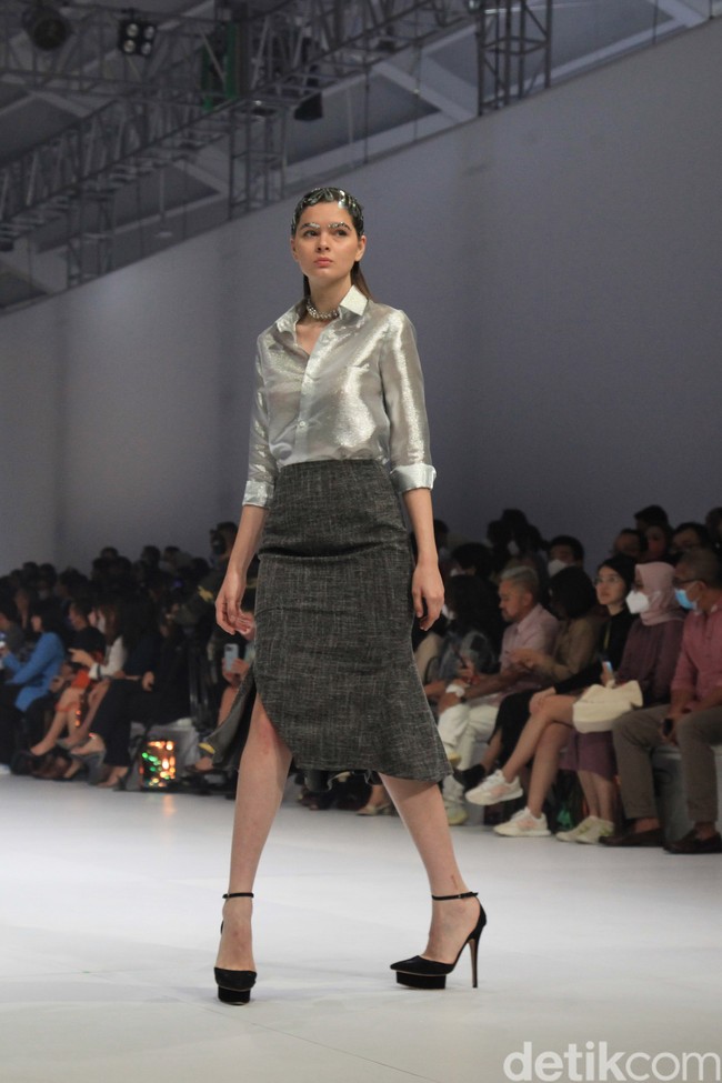 Fashion show koleksi terbaru Yosafat Dwi Kurniawan di Jakarta Fashion Week 2023, bertempat di Pondok Indah Mal 3, Jakarta, Kamis [27/10/2022]. Para model melangkah dalam balutan busana yang didominasi palet monokrom hitam dan abu-abu. Foto: Ari Saputra/Detikcom.