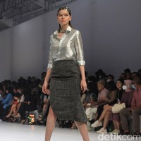 Fashion show koleksi terbaru Yosafat Dwi Kurniawan di Jakarta Fashion Week 2023, bertempat di Pondok Indah Mal 3, Jakarta, Kamis [27/10/2022]. Para model melangkah dalam balutan busana yang didominasi palet monokrom hitam dan abu-abu. Foto: Ari Saputra/Detikcom.